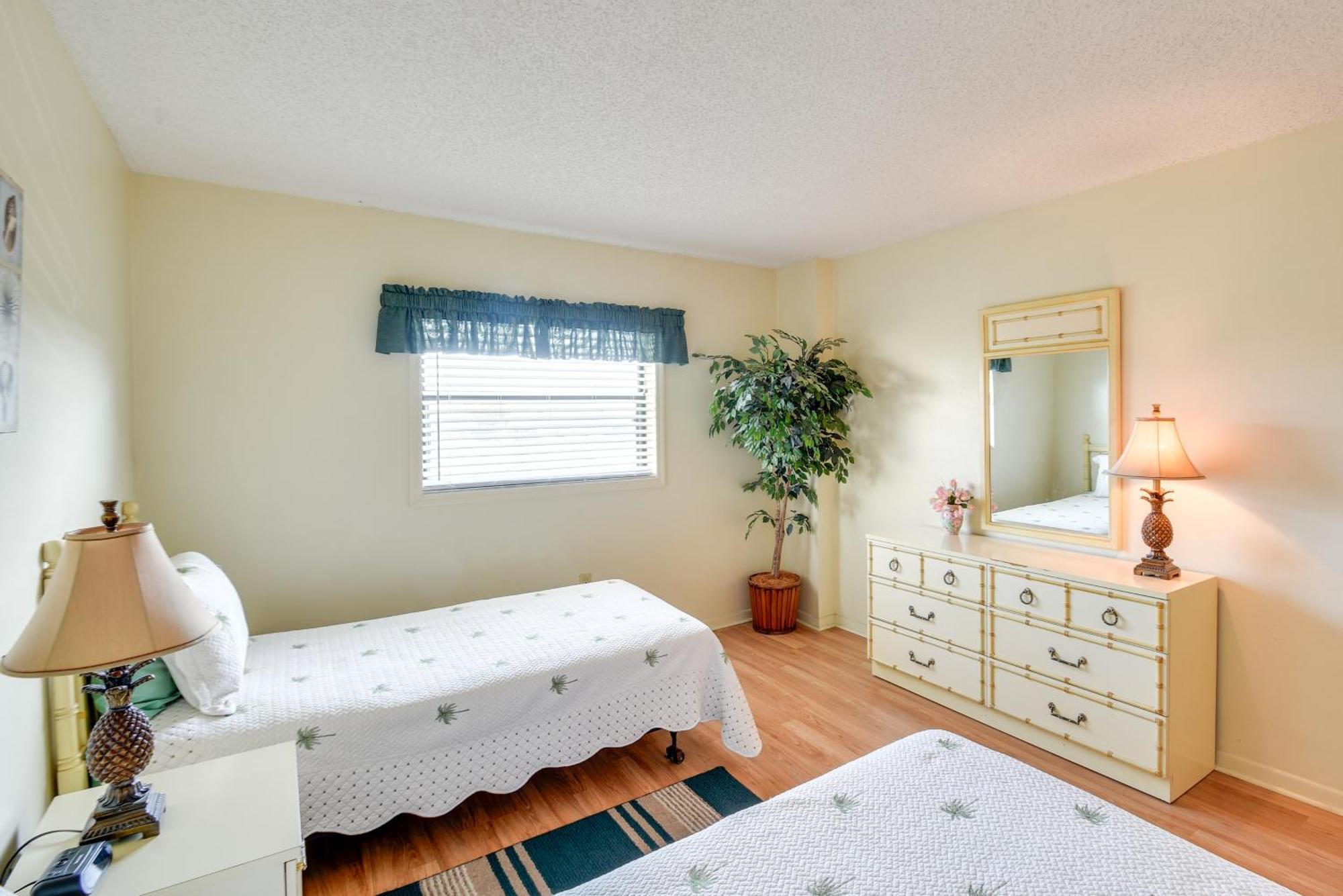 Coastal Condo With Balcony Walk To Madeira Beach! 圣徒皮特海滩 外观 照片