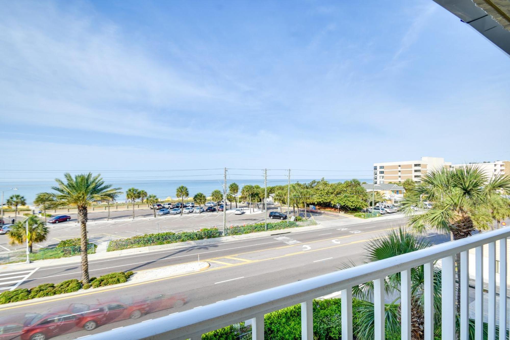 Coastal Condo With Balcony Walk To Madeira Beach! 圣徒皮特海滩 外观 照片