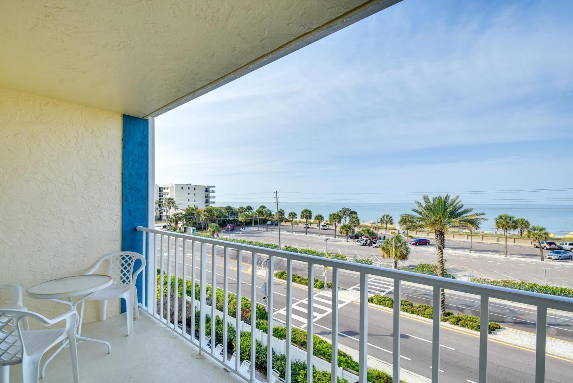 Coastal Condo With Balcony Walk To Madeira Beach! 圣徒皮特海滩 外观 照片