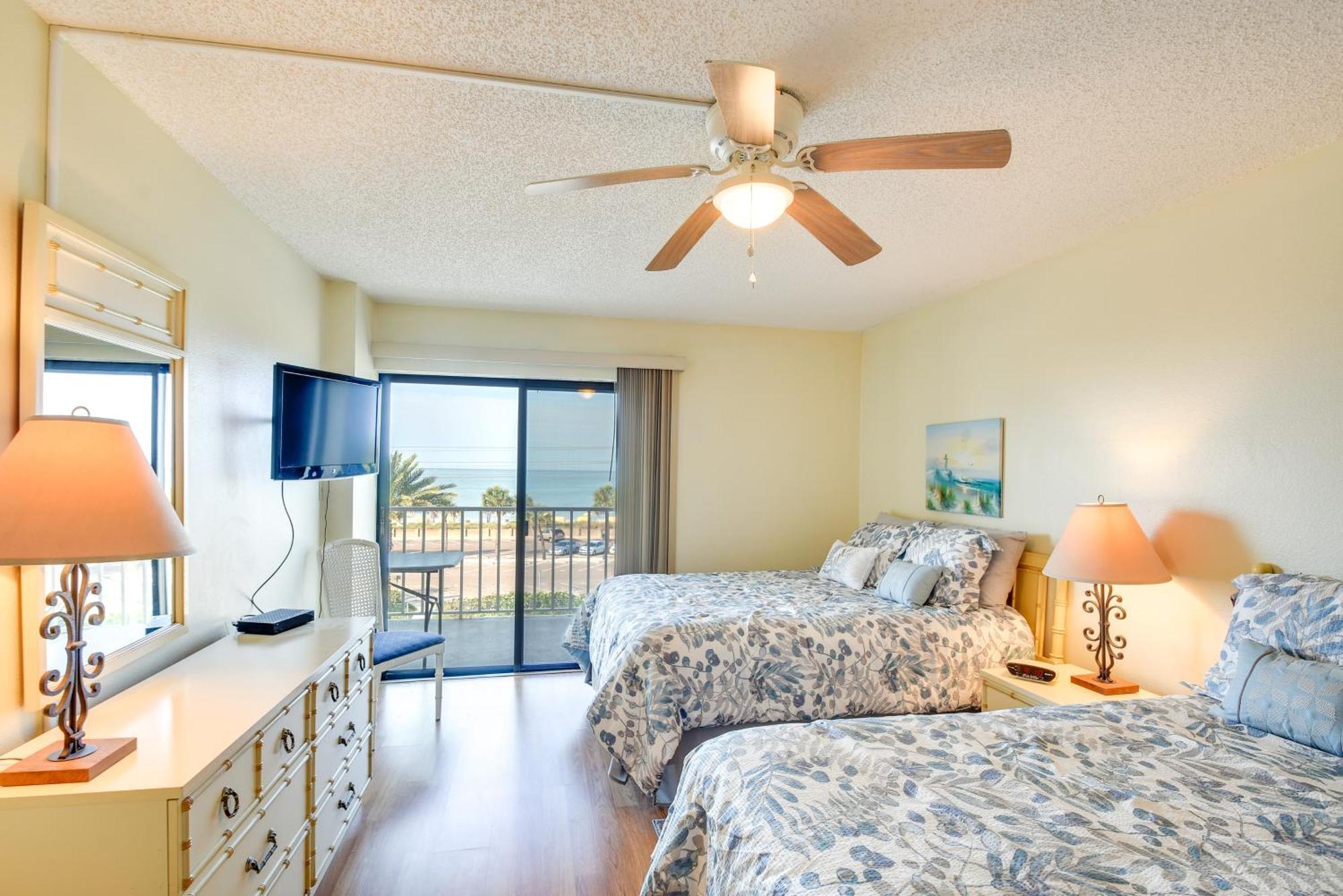 Coastal Condo With Balcony Walk To Madeira Beach! 圣徒皮特海滩 外观 照片
